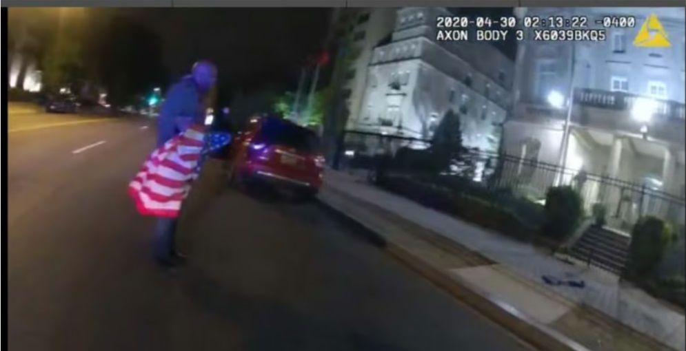 atacante-embajada-bandera